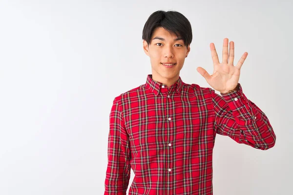 Mladý Číňan Muž Sobě Ležérní Červená Košile Stojící Nad Izolované — Stock fotografie