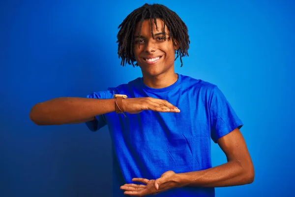 Homem Afro Americano Com Dreadlocks Vestindo Camiseta Sobre Fundo Azul — Fotografia de Stock