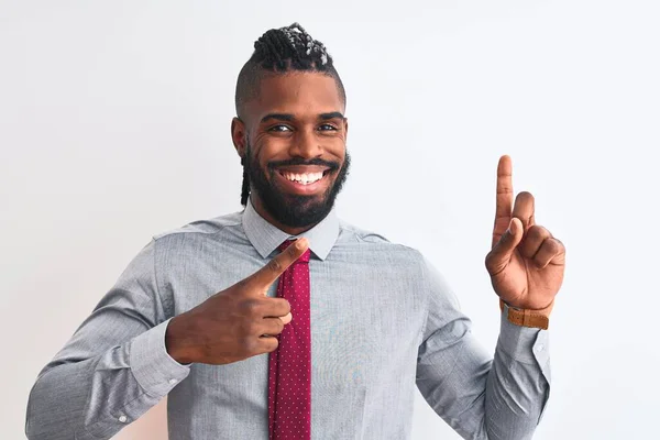 Hombre Negocios Afroamericano Con Trenzas Con Corbata Pie Sobre Fondo — Foto de Stock