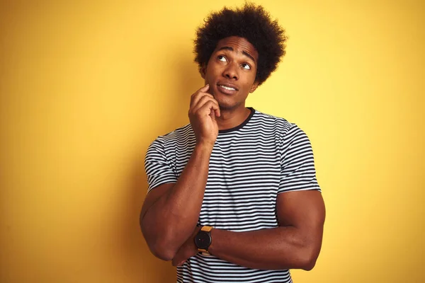 Afrikanisch Amerikanischer Mann Mit Afro Haaren Marinestreifem Shirt Vor Isoliertem — Stockfoto