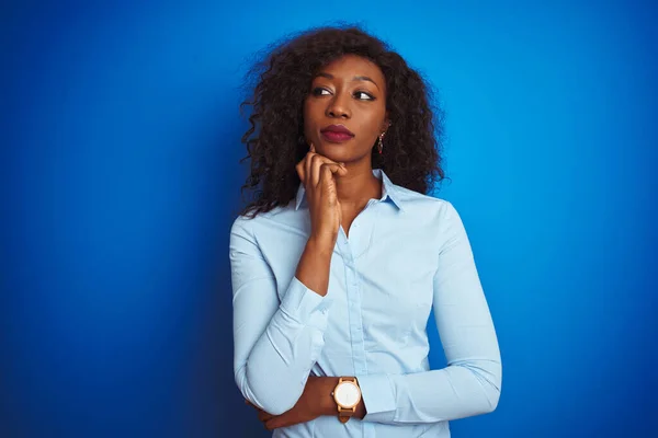 Afrikaans Amerikaanse Zakenvrouw Met Een Shirt Een Geïsoleerde Blauwe Achtergrond — Stockfoto