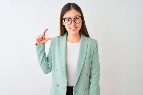 孤立した白い背景にエレガントなジャケットと眼鏡を身に着けている中国の実業家は笑顔と指を見て カメラと小さなサイズの看板を行う手で自信を持ってジェスチャー 概念の測定 — ストック写真