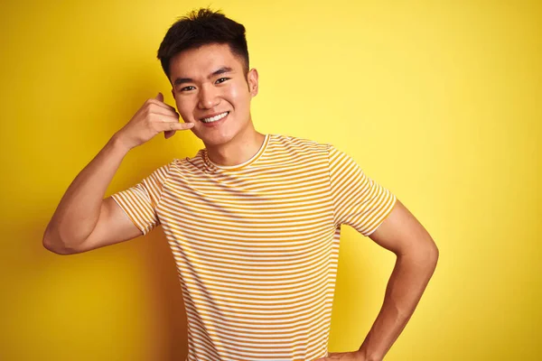 Mladý Asijský Číňan Tričku Stojící Nad Osamělým Žlutým Pozadím Usmívající — Stock fotografie