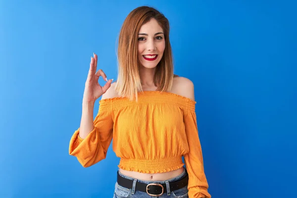 Hermosa Mujer Pelirroja Vistiendo Naranja Camiseta Casual Pie Sobre Fondo — Foto de Stock