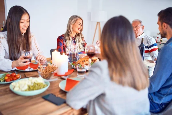 Hermosa Reunión Familiar Sonriendo Feliz Confiado Comer Pavo Asado Celebrando — Foto de Stock