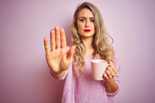 Mujer Hermosa Joven Con Suéter Bebiendo Una Taza Café Sobre —  Fotos de Stock