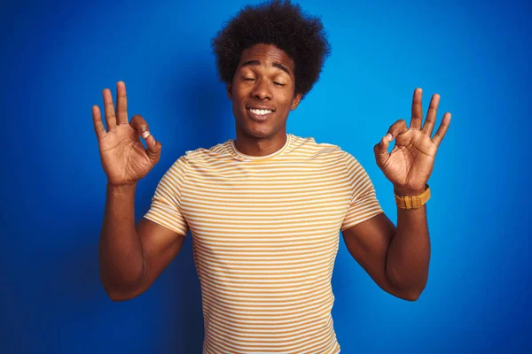 Amerikaanse Man Met Afrohaar Draagt Gestreept Geel Shirt Geïsoleerde Blauwe — Stockfoto