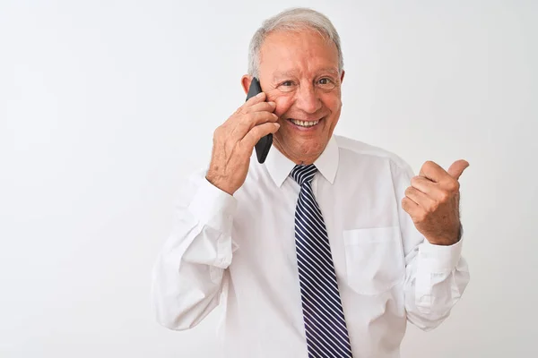 Senior Gråhårig Affärsman Talar Smartphone Över Isolerad Vit Bakgrund Pekar — Stockfoto