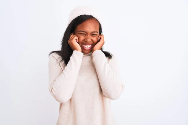 Mooie Jonge Afro Amerikaanse Vrouw Draagt Coltrui Wintermuts Die Oren — Stockfoto