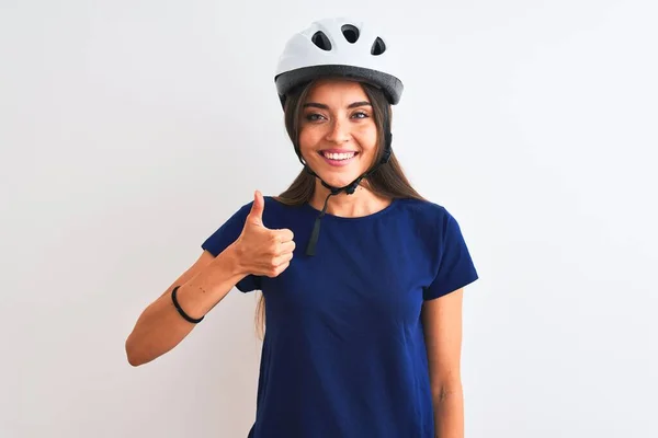 年轻美丽的骑自行车的女人戴着安全的自行车头盔 戴着孤立的白色背景 手拿着快乐的大拇指做着快乐的手势 用成功的表情看着摄像机 — 图库照片