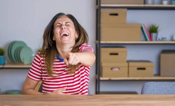 Middelbare Leeftijd Senior Vrouw Zittend Aan Tafel Thuis Lachen Wijzende — Stockfoto