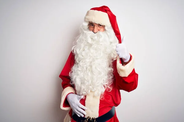 中年男子穿着圣诞老人的服装 站在孤独的白色背景上 手举着快乐的大拇指 在镜头前看着成功的表情 — 图库照片