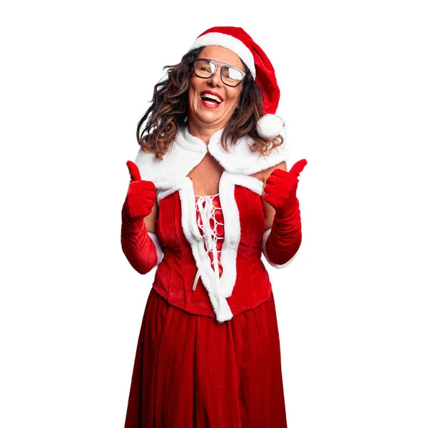 中年妇女穿着圣诞老人服装成功地标志着做了积极的手势 竖起大拇指 笑容满面 喜形于色 快乐的表情和胜利的姿态 — 图库照片