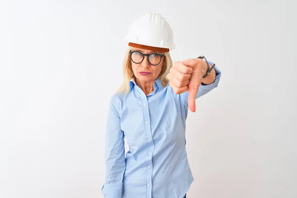 Middelbare Leeftijd Architect Vrouw Dragen Bril Helm Geïsoleerde Witte Achtergrond — Stockfoto