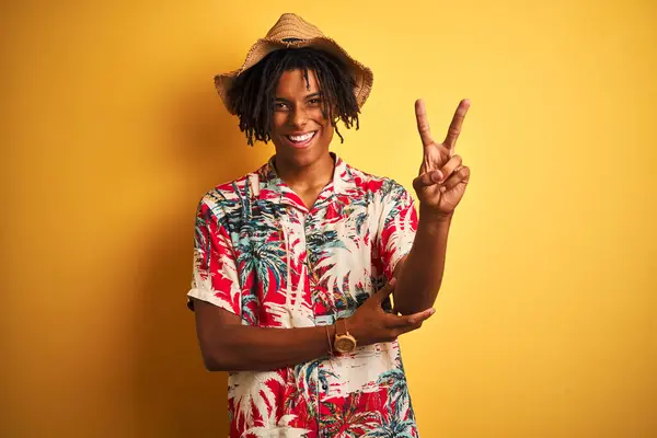 Hombre Afroamericano Con Rastas Con Camisa Floral Sombrero Sobre Fondo — Foto de Stock