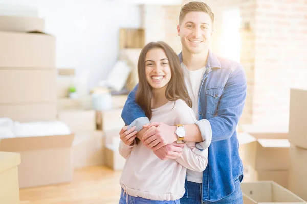 Schönes junges Paar zieht in ein neues Zuhause, steht auf neuer apa — Stockfoto