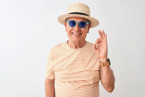 Senior Man Bär Randig Shirt Solglasögon Och Konsument Hatt Över — Stockfoto
