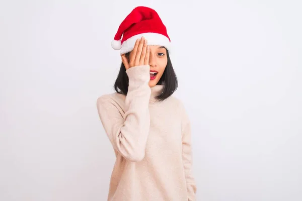 Jovem Mulher Chinesa Bonita Vestindo Chapéu Natal Santa Sobre Fundo — Fotografia de Stock