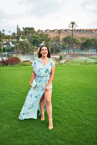 Joven Mujer Hermosa Elegante Con Vestido Invitada Boda Sonriendo Feliz —  Fotos de Stock