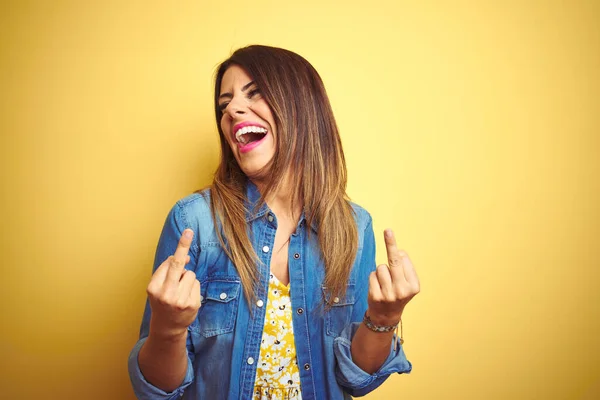 Young Beautiful Woman Standing Yellow Isolated Background Showing Middle Finger — Φωτογραφία Αρχείου