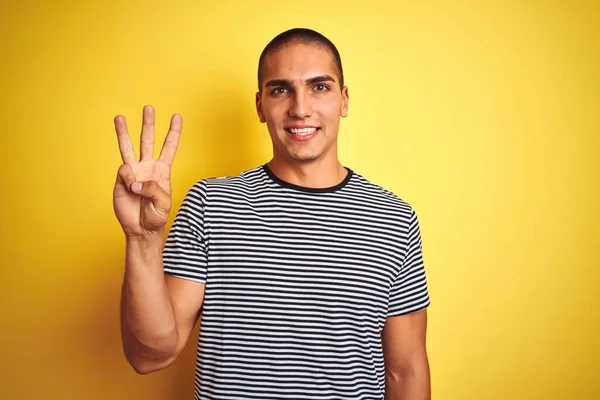 Junger Gutaussehender Mann Gestreiftem Shirt Über Gelbem Hintergrund Der Mit — Stockfoto