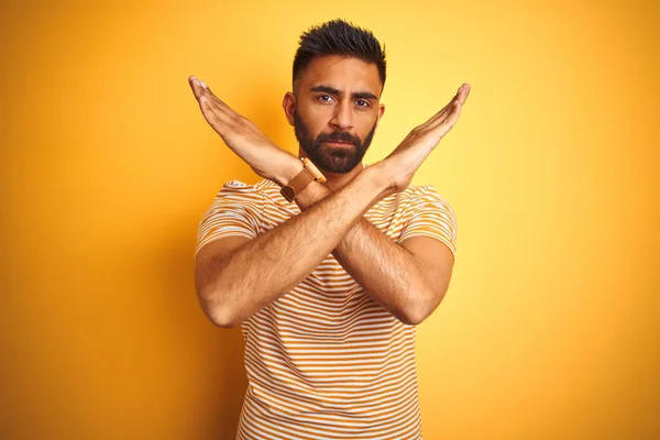 Ung Indian Man Bär Shirt Stående Över Isolerad Gul Bakgrund — Stockfoto