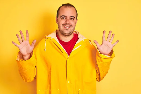 Jovem Vestindo Capa Chuva Sobre Fundo Amarelo Isolado Mostrando Apontando — Fotografia de Stock