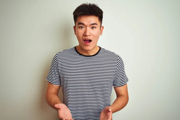 Mladý Asijský Číňan Nosí Pruhované Tričko Stojící Nad Izolovaným Bílým — Stock fotografie
