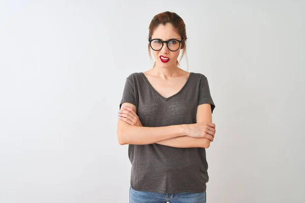 Mujer Pelirroja Con Camiseta Casual Gafas Pie Sobre Fondo Blanco —  Fotos de Stock