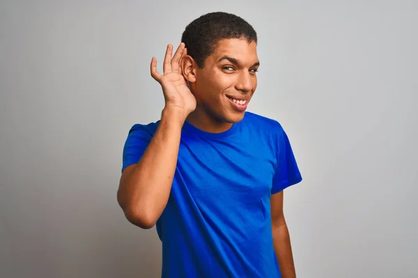 Homem Árabe Bonito Jovem Vestindo Camiseta Azul Sobre Fundo Branco — Fotografia de Stock