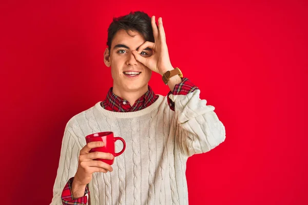 Мальчик Подросток Зимнем Свитере Пьет Чашку Кофе Изолированном Красном Фоне — стоковое фото