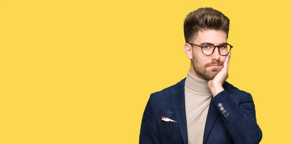 Joven Hombre Negocios Guapo Con Gafas Pensando Que Cansado Aburrido —  Fotos de Stock