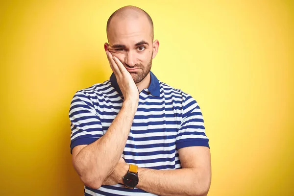 Joven Hombre Calvo Con Barba Llevando Casual Rayas Azul Camiseta — Foto de Stock