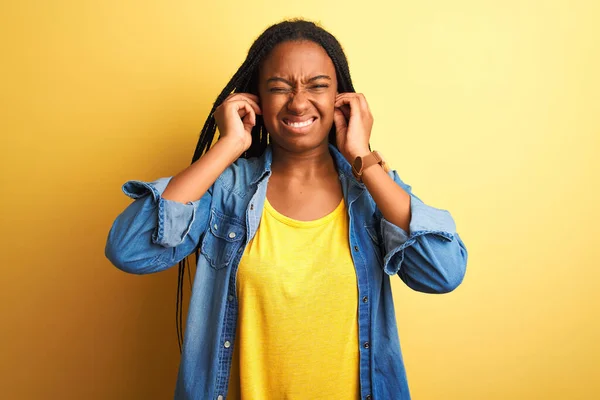 Jonge Afro Amerikaanse Vrouw Draagt Denim Shirt Staande Geïsoleerde Gele — Stockfoto