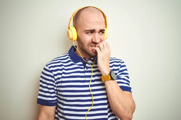 Νεαρός Άνδρας Που Ακούει Μουσική Φορώντας Κίτρινα Ακουστικά Πάνω Από — Φωτογραφία Αρχείου