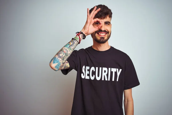 Jovem Homem Salvaguarda Com Tatuagem Respondendo Uniforme Segurança Sobre Fundo — Fotografia de Stock