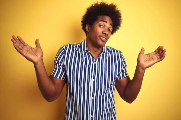 Američan Afro Vlasy Pruhované Košili Stojící Nad Izolovaným Žlutým Pozadím — Stock fotografie