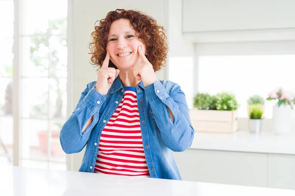 Seniorin Mittleren Alters Mit Lockigem Haar Und Jeansjacke Hause Die — Stockfoto