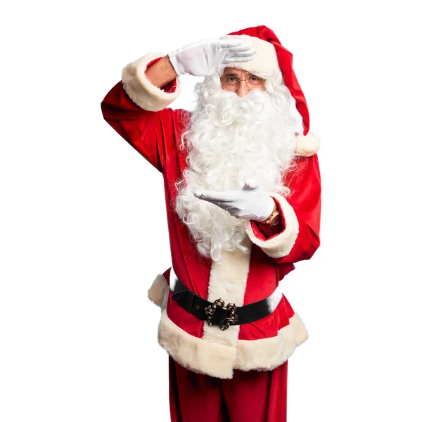 中年英俊男子 身穿圣诞老人服装 蓄着胡子 手拿着大而大的标志和尺寸符号 笑着看着摄像机 计量概念 — 图库照片