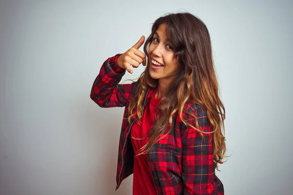 Joven Hermosa Mujer Con Camiseta Roja Chaqueta Pie Sobre Fondo —  Fotos de Stock