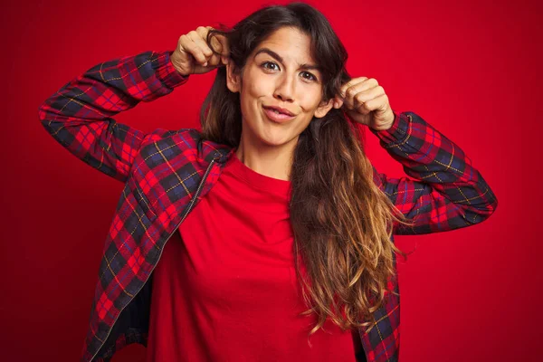 Jeune Belle Femme Vêtue Une Veste Décontractée Debout Sur Fond — Photo