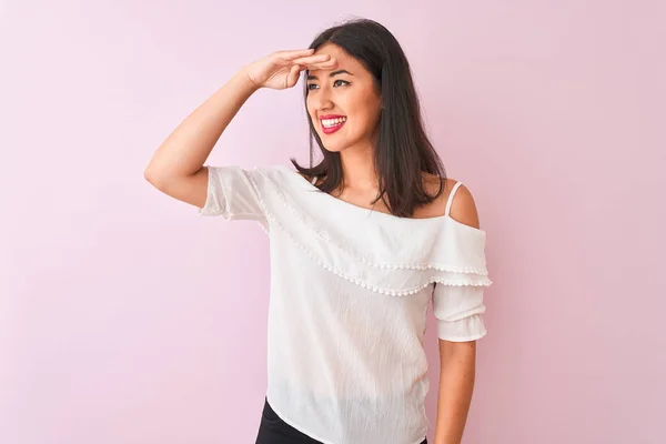 Hermosa Mujer China Con Camiseta Blanca Pie Sobre Fondo Rosa — Foto de Stock