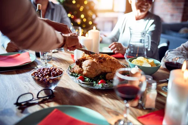 伝統的な食べ物や装飾でクリスマスの前夜を祝う家で家族や友人の食事 夕食のために七面鳥を準備 — ストック写真