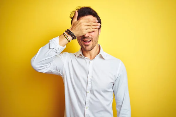 Ung Stilig Affärsman Bär Elegant Skjorta Stående Över Isolerad Gul — Stockfoto