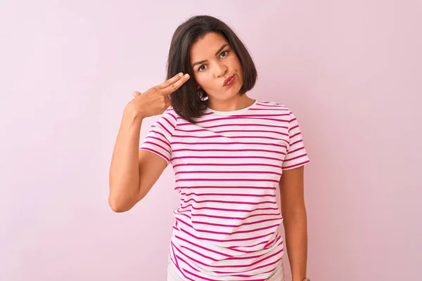 Joven Hermosa Mujer Con Camiseta Rayas Pie Sobre Fondo Rosa — Foto de Stock