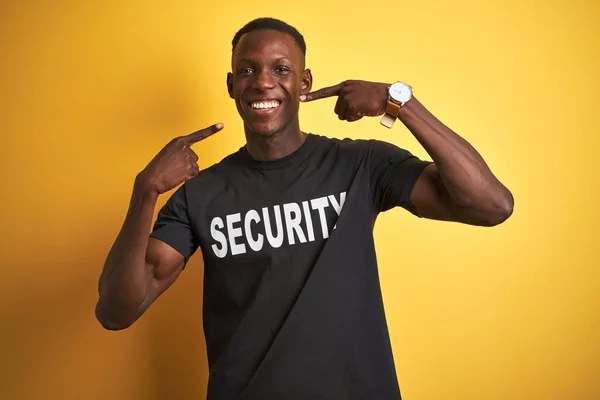 Africano Americano Salvaguardar Homem Vestindo Uniforme Segurança Sobre Fundo Amarelo — Fotografia de Stock
