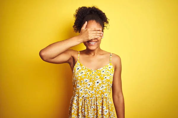 Donna Afro Americana Che Indossa Abito Floreale Casual Piedi Uno — Foto Stock