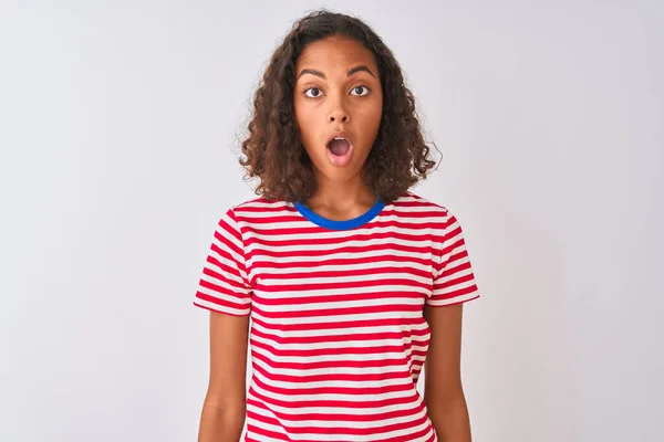 Jonge Braziliaanse Vrouw Met Rood Gestreepte Shirt Geïsoleerde Witte Achtergrond — Stockfoto