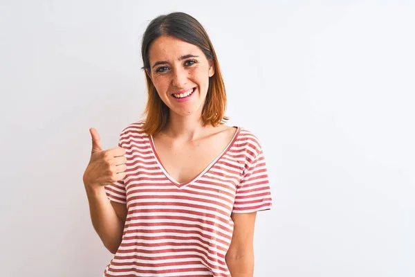 Hermosa Mujer Pelirroja Vistiendo Casual Rayas Camiseta Roja Sobre Fondo —  Fotos de Stock