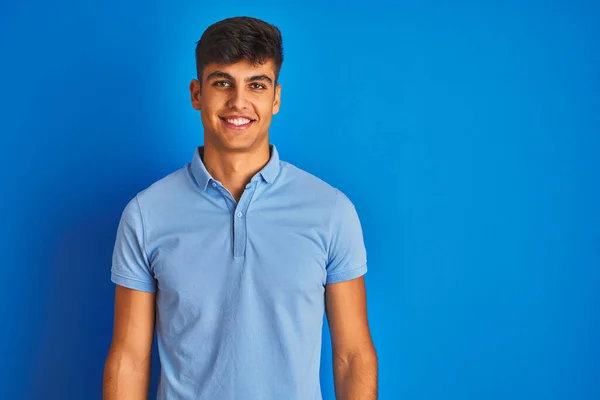 Hombre Indio Joven Con Polo Casual Pie Sobre Fondo Azul — Foto de Stock